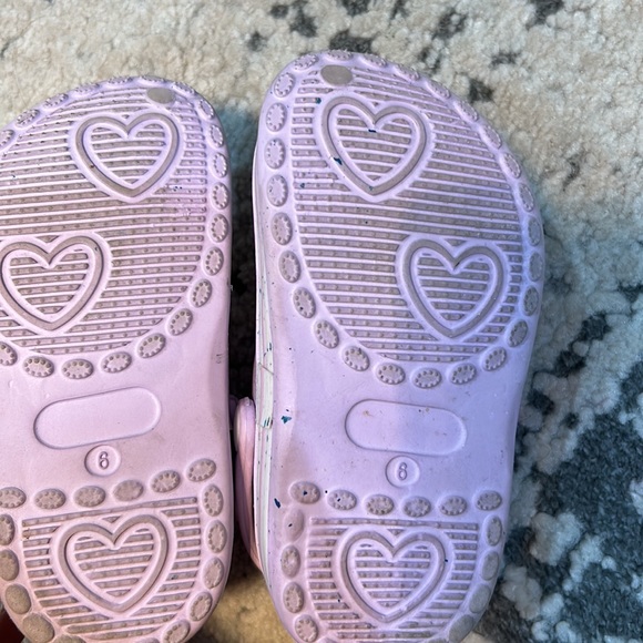Color purple with little flower and hearts crocs - Picture 2 of 3